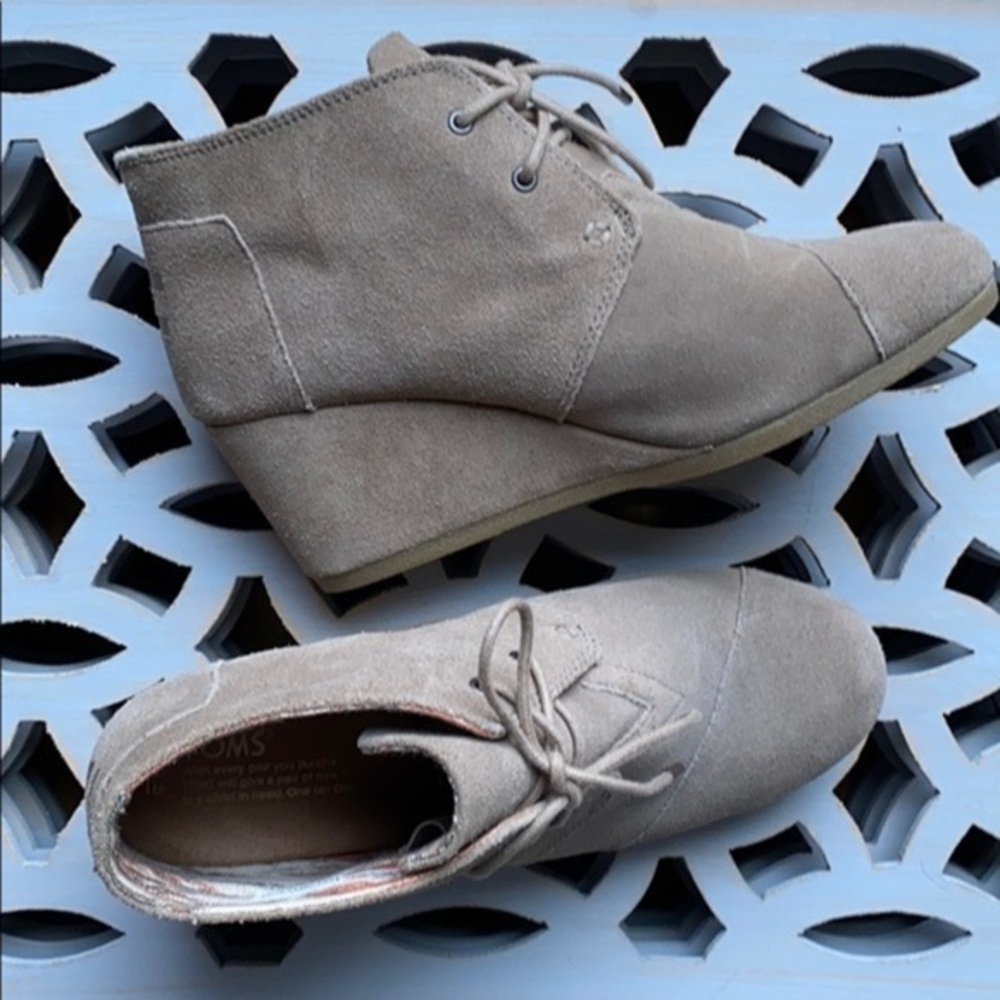 NWOT Toms tan platforms size 9.5​